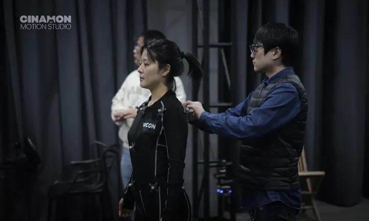 연기자에게 모션캡처 마커를 붙이는 모습